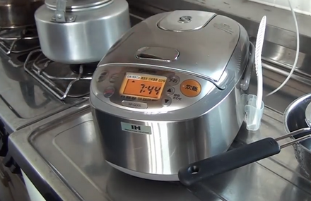 Electric induction rice cooker with scoop
