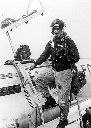 Роберт Лоуренс во время службы в ВВС