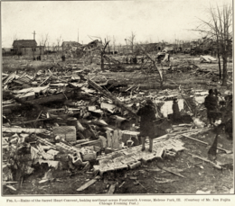 Arka planda bükülmüş ağaçları olan bir binanın enkazını gösteren siyah beyaz fotoğraf