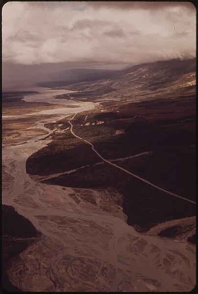 File:SITE OF PUMP STATION ^10 JUST NORTH OF THE DENALI FAULT'S INTERSECTION WITH THE DELTA RIVER VALLEY AND THE PIPELINE... - NARA - 550593.jpg