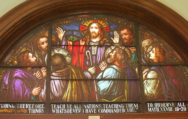 Vitraaž kujutamas Jeesust andmas misjonikäsku oma jüngritele.