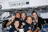 Крипен (горе слева) са посадом СТС-7 мисије, 1983. године
