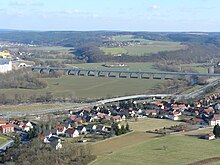 Blick auf das Rodatal (linke, obere Bildhälfte), Göschwitz (im Vordergrund) und die Saaletalbrücke