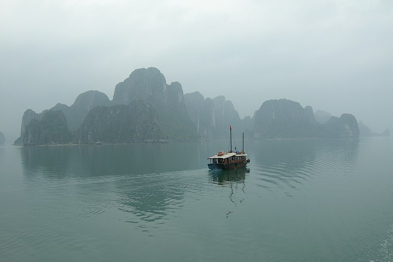 File:Sailing in Ha Long Bay 2, Vietnam.jpg