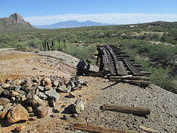 Décharge de la mine et ruines du transport ferroviaire à San Xavier.  Helmet Peak est à gauche et les montagnes de Santa Rita sont à l'arrière-plan.