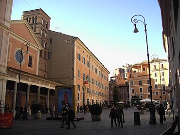 Piazza San Lorenzo e a igreja à esquerda