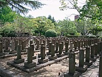 現在の真田山陸軍墓地。 第二次世界大戦前の比治山陸軍墓地は、当時の法律に基づき全国共通の規格で作られていた。