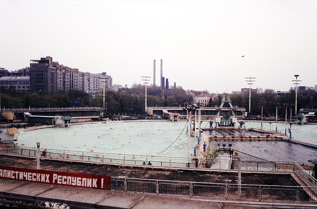 File:Schwimmbad Moskwa.jpg