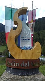 Monument in memory of the 2013 Nordic World Ski Championships Scultura dei Campionati del mondo di sci nordico Val di Fiemme 2013.jpg