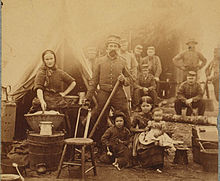 1862 photograph of camp follower with her 31st Pennsylvania Infantry Regiment soldier/husband and their three children Sezession wom 02.jpg