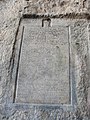 کتیبه ارتش روی دیوار غار شاپور که چگونگی برپا ساختن مجسمه را در سال ۱۳۳۶ شرح می‌دهد.