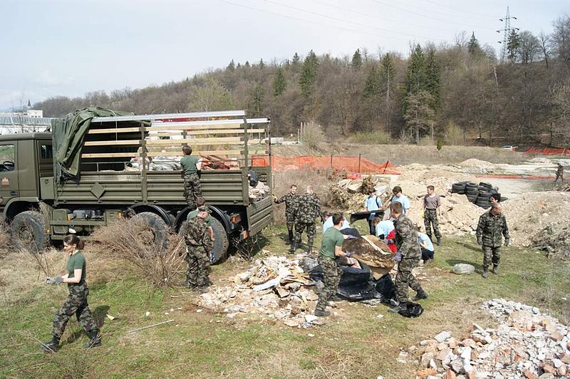File:Slovenska vojska v okoljski akciji Očistimo Slovenijo 2012 (3).jpg