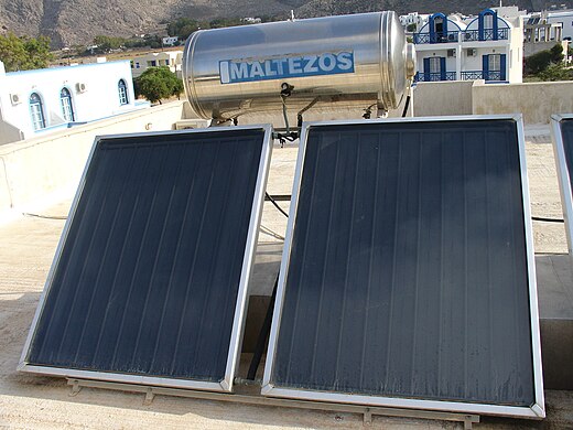 Zonnecollectoren zoals deze in Griekenland leveren warm water. Omdat ze technisch eenvoudig zijn, worden ze ook al veel in ontwikkelingslanden gebruikt.