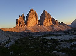 Tre Cime di Lavaredon huippuja ilta-auringossa.