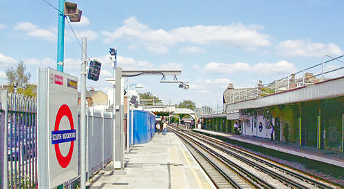 Het station met loopbrug gezien vanaf het westelijke perron.