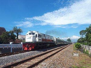 Kereta api Sri Tanjung saat meninggalkan Stasiun Madiun, 2020.