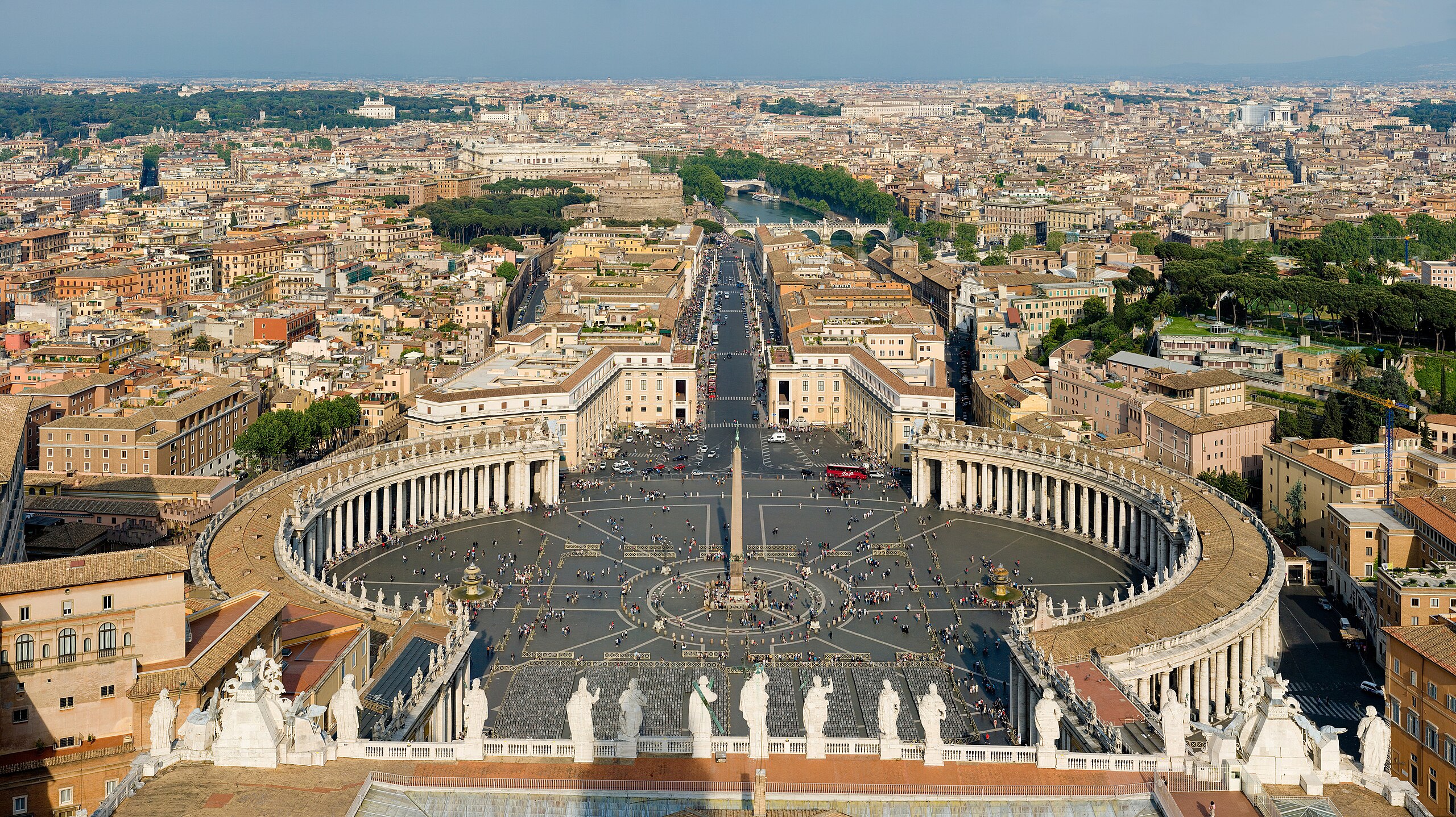 Bild: https://upload.wikimedia.org/wikipedia/commons/thumb/d/d6/St_Peter%27s_Square%2C_Vatican_City_-_April_2007.jpg/2560px-St_Peter%27s_Square%2C_Vatican_City_-_April_2007.jpg