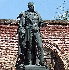 Vue de la statue de Henri De Gorge fondateur du Grand Hornu.