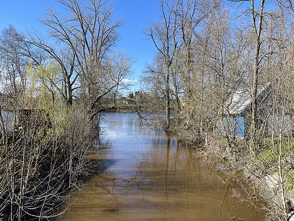 Sainte-Geneviève-de-Batiscan, the Rivière à Veillet flows into the Batiscan