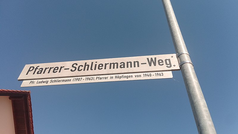 File:Straßennamenstafel Pfarrer-Schliermann-Weg.jpg