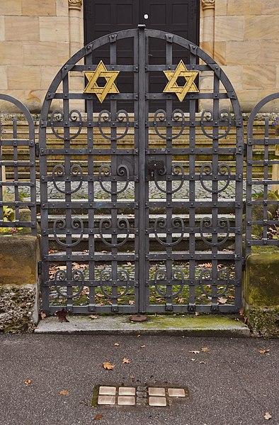 File:Synagoge Straubing Eingang mit Stolpersteinen 2 (Straubing).jpg