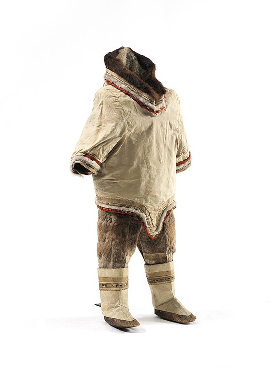 File:Tøj til pige inuit i Vestgrønland - Girl's clothing Inuit in West Greenland - Wikimedia Commons