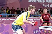 Deutsch: Beachhandball bei den Olympischen Jugendspielen 2018; Tag 4, 9. Oktober 2018; Mixed, Spiel um Bronze, Männer – Truls Möregårdh (SWE) Vs Lin Yun-ju (TPE) 1:3 English: Table tennis at the 2018 Summer Youth Olympics at 9 October 2018 – Mixed Bronze Medal Match, Men – Truls Möregårdh (SWE) Vs Lin Yun-ju (TPE) 1:3