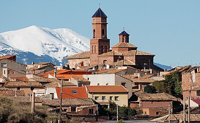 Tabuenca con el Moncayo de fondo.jpg