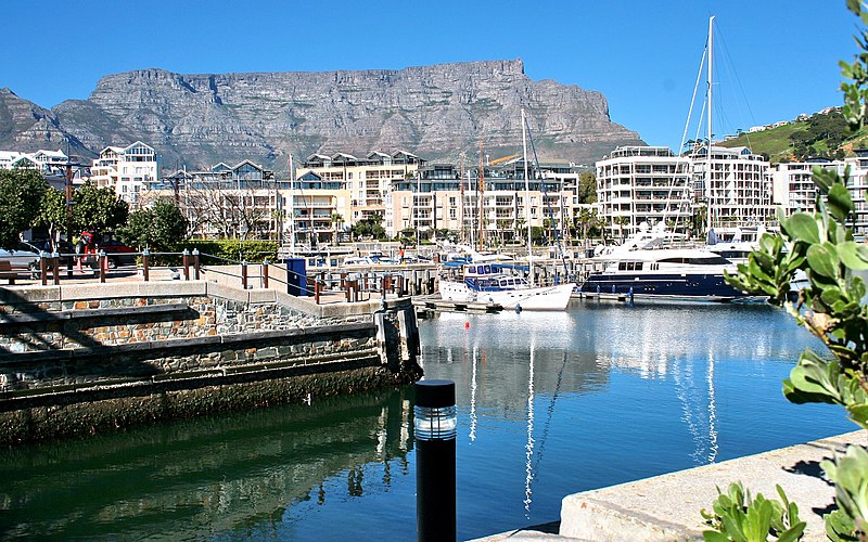 File:Tafelberg reflection - panoramio.jpg