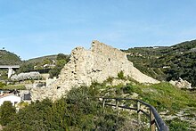 I resti delle mura medievali del castello di Taggia