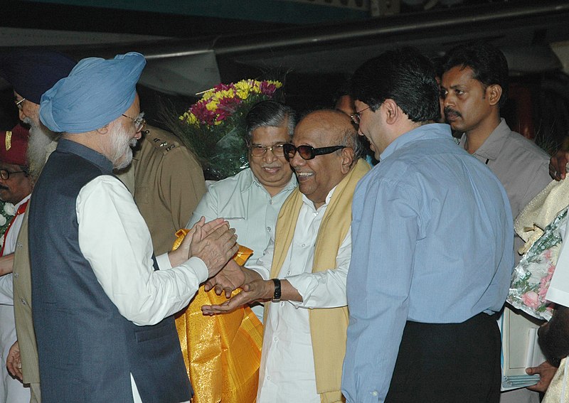 File:The Prime Minister, Dr. .Manmohan Singh being received by the Chief Minister of Tamil Nadu, Dr. M. Karunanidhi at Meenambakkam Airport, Chennai on November 03, 2006.jpg