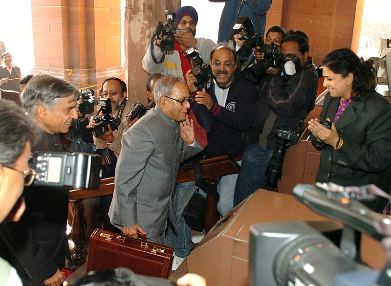 File:The Union Finance & External Affairs Minister, Shri Pranab Mukherjee arriving Parliament House to present the Interim General Budget 2009-10, in New Delhi on February 16, 2009 (2).jpg