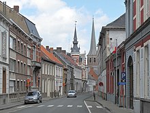 Tielt, toren van Huis Denys oeg(86686) en Sint Pieterskerk in straatzicht vanuit de Ieperstraat foto1 2013-05-12 14.24.jpg
