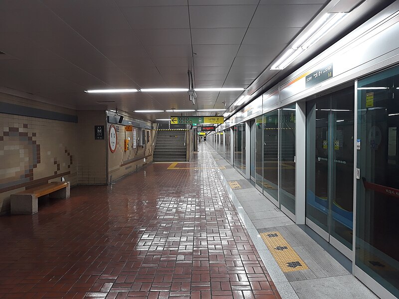 File:Toseong station platform 20180527 203218.jpg