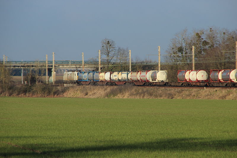 File:Train de marchandise sur la voie de chemin de fer à côté de la N20 au nord d'Orléans à l'entrée de Chevilly 2.jpg