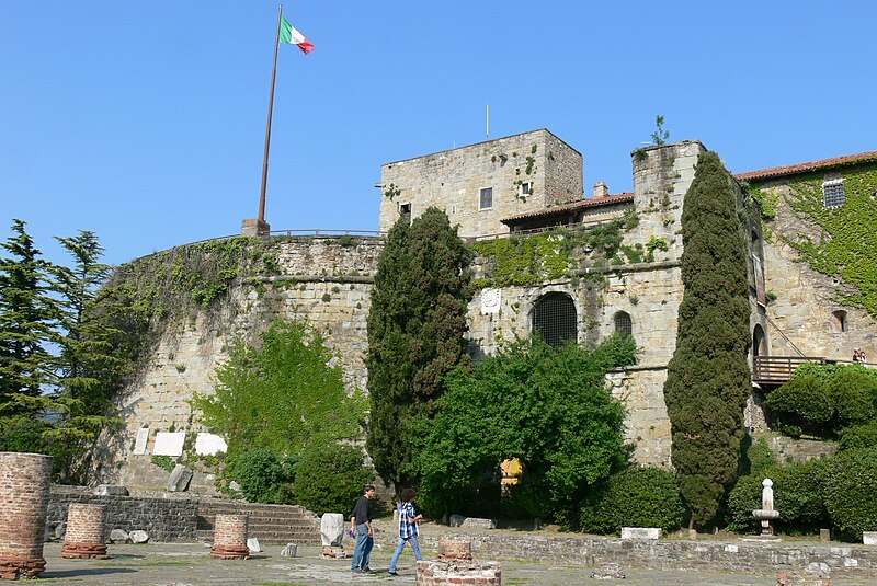 File:Trieste - Castello di San Giusto.jpg