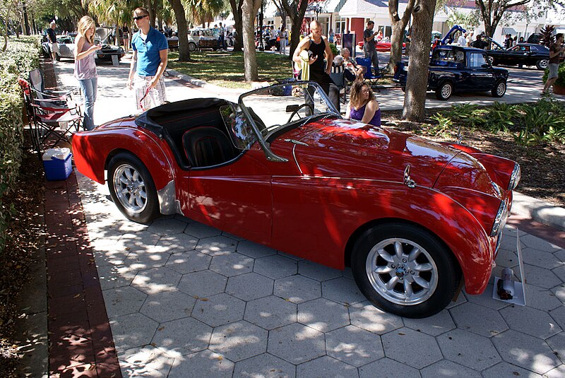 File:Triumph TR-3 1956 RSideFront Lake Mirror Cassic 16Oct2010 (15009403061).jpg