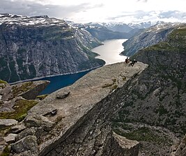 Två personer vid kanten av Trolltunga, 2008.