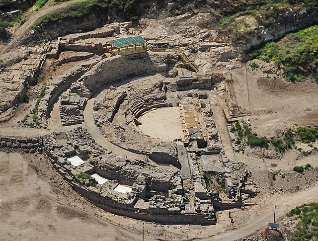 התיאטרון הרומי בטבריה, שוכן בחלקה הדרומי של טבריה באזור הפארק הארכאולוגי של העיר לרגלי הר ברניקי.  בתמונה צילום אוויר של האתר.