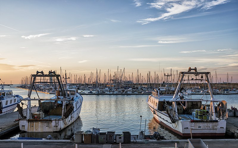 File:Two trawlers in Sète.jpg