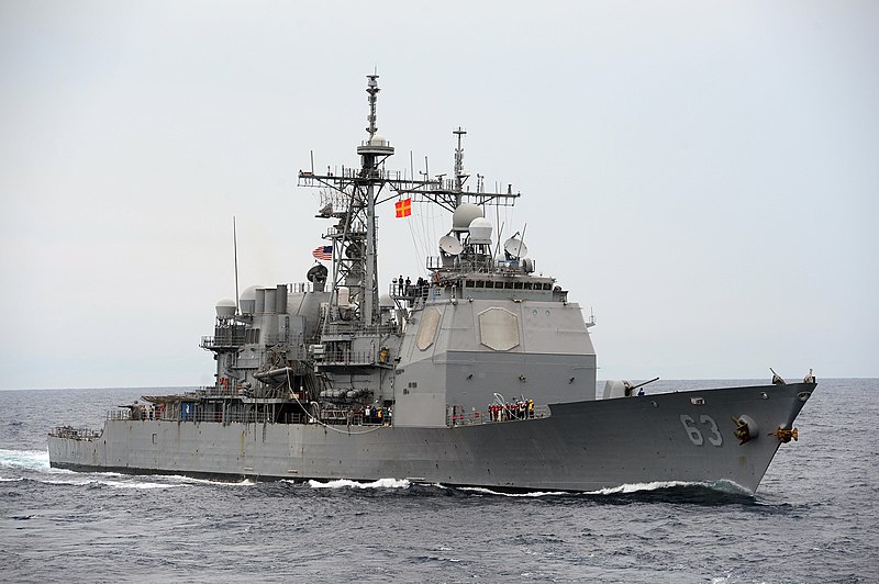 File:USS Cowpens underway in the South China Sea. (10476775924).jpg