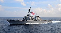 ABD Donanması 090213-N-4774B-028 Güdümlü füze destroyeri USS The Sullivans (DDG 68), denizdeki tatbikatlar sırasında geminin savaş bayraklarını dalgalandırıyor.jpg