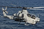 ВМС США 100802-N-3852A-366 Вертолет AH-1Z Cobra, назначенный 21-й испытательной эскадрилье вертолетов (HX), базирующейся в Патаксент-Ривер, штат Мэриленд, приближается к десантному кораблю USS Wasp (LHD 1) .jpg