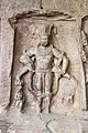 Vishnu, posant la main droite sur Gada-devi, la déesse-massue et la gauche sur Sudarshana, la personnification du disque (chakra). Grottes d'Udayagiri (Madhya-Pradesh).