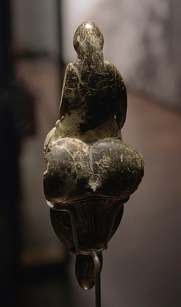 File:Vénus de Lespugue Gravettien Musée de l'Homme 04022018 3.jpg