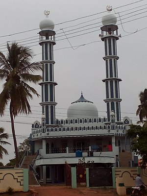 Masjid Jumma adalah masjid terbesar di Vallam.