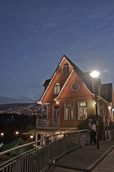 File:Valparaiso en la noche II.jpg