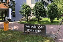 Firmenschild der seit 2002 insolventen Würschinger Baubetriebe im Gewerbegebiet Brandweiher, welche neben Firmen, wie der ebenfalls nicht mehr existenten Baufirma August Hegner und der bekanntesten Weidener Baufirma Scharnagl Hoch- und Tiefbau zu den alteingesessenen Baufirmen gehörte. (aufgenommen im Juni 2021)