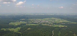 Overview of the deforestation island Hirschberger Blöse.  The Hirschberg town center is located in the center of the clearing island, but is not part of the natural area.