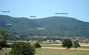 Gesamtblick auf das Dorf und seine Bergkulisse